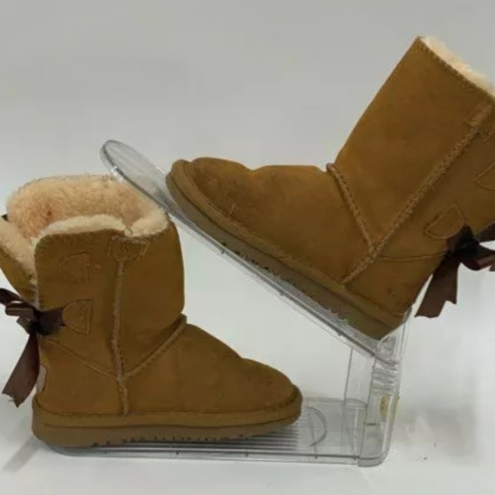 Girl's UGG Boots       bow defect READ DESCRIPTION